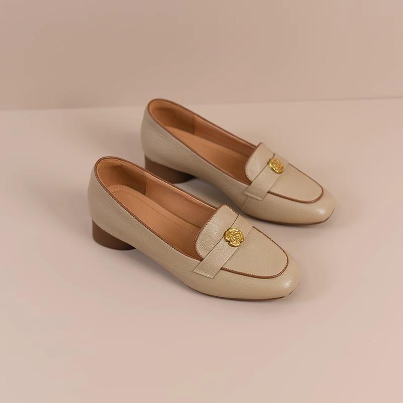 

Гонконгские универсальные лоферы на низком каблуке женские 2025 новая маленькая золотая пряжка обувь Doudou мягкая кожа нескользящий средний каблук толстый каблук одинарная обувь 40 абрикосовый