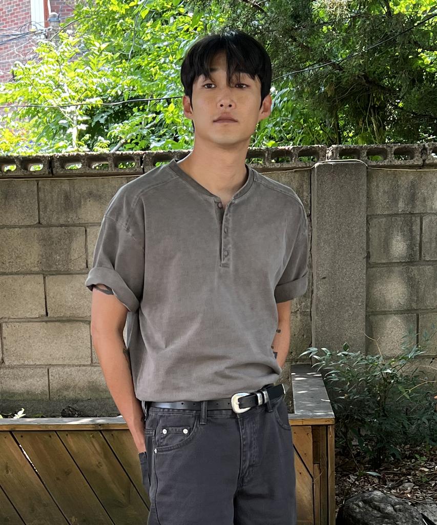 INDUST Pigment Washed Cut-Out Henley Neck Short Sleeve T-Shirt_Brown