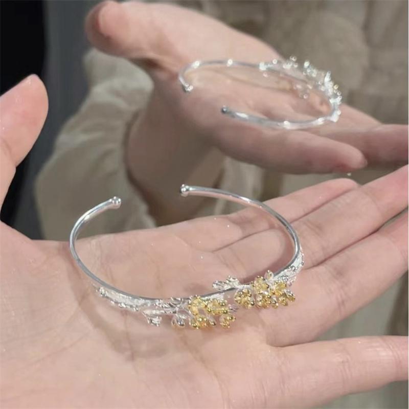 Kreative Pflaumenblüten Manschettenarmbänder für Damen Mode Exquisit Silberfarbe Floral Offenes Armband Armband Hochzeits Schmuck