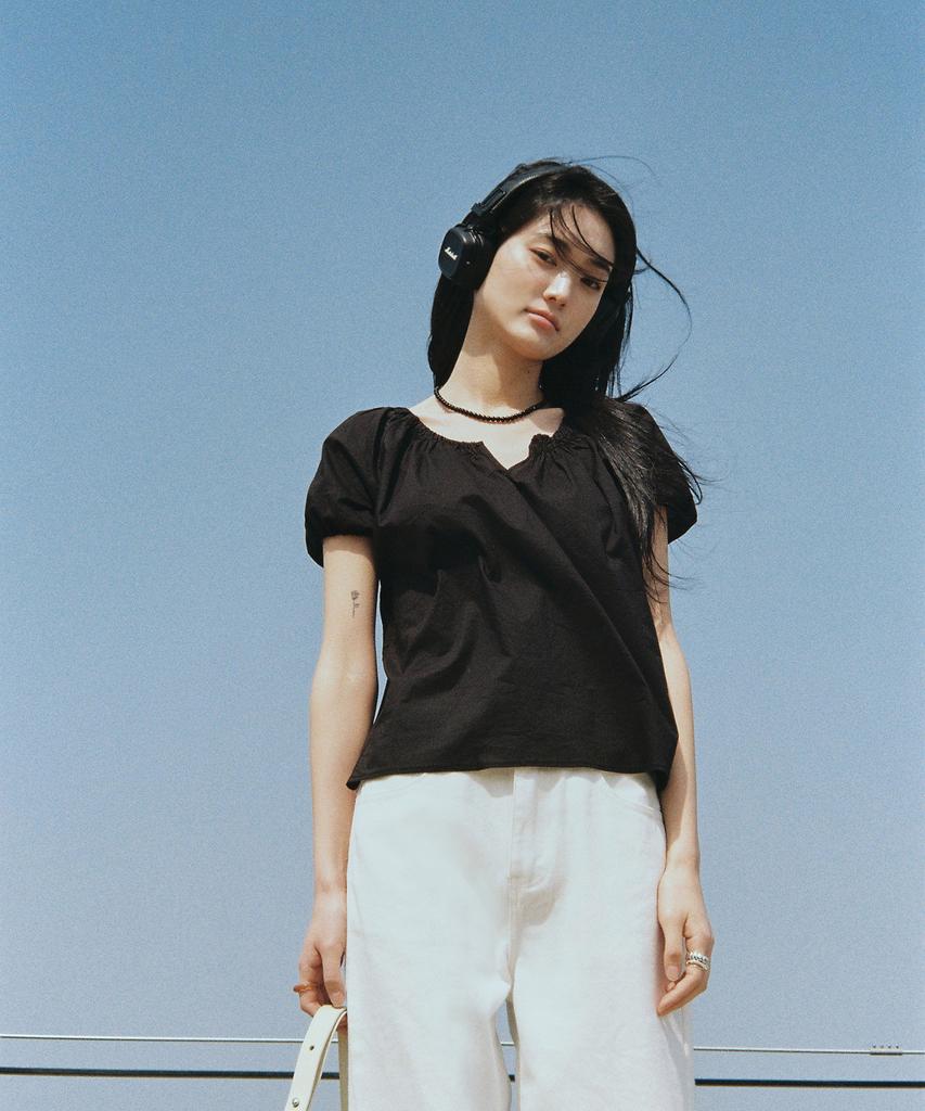 Julliapepe Amy Shirring Puff Blouse (Black)