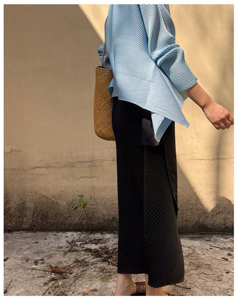 Miyake Schwarzer gefalteter Mid-Length Damenrock mit unregelmäßigem Schlitz