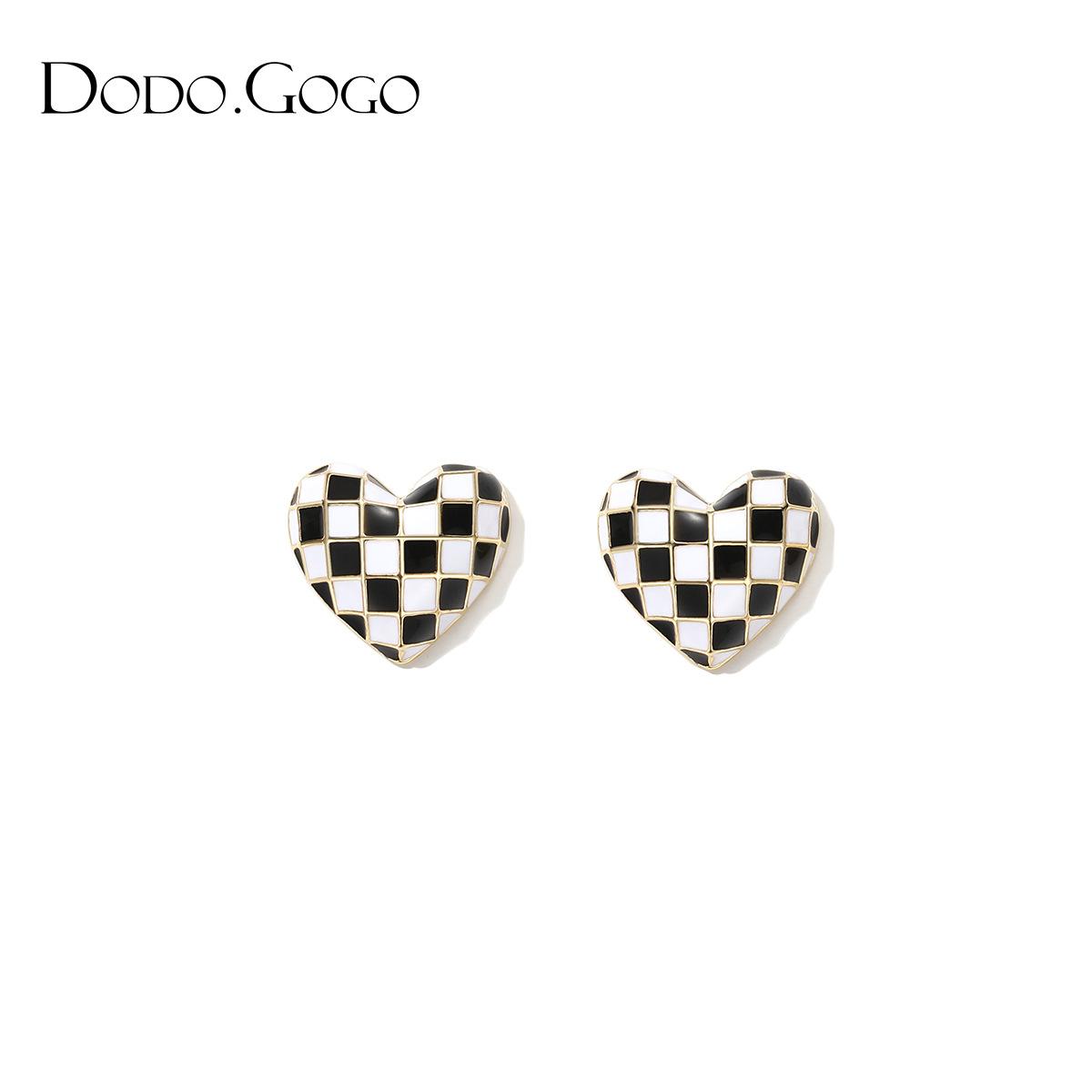 

Black and white grid love checkerboard earrings New trendy stud earrings Women s niche design temperament earrings earclips