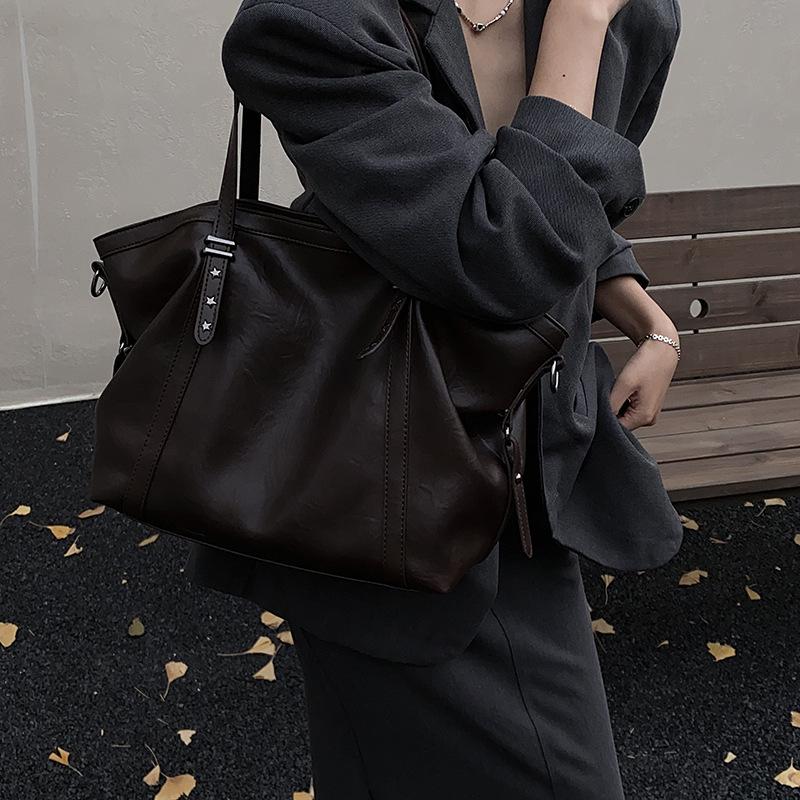 A Large-capacity Tote Bag for Women's Fashionable and Casual Use, with A Shoulder and Crossbody Commuting Bag