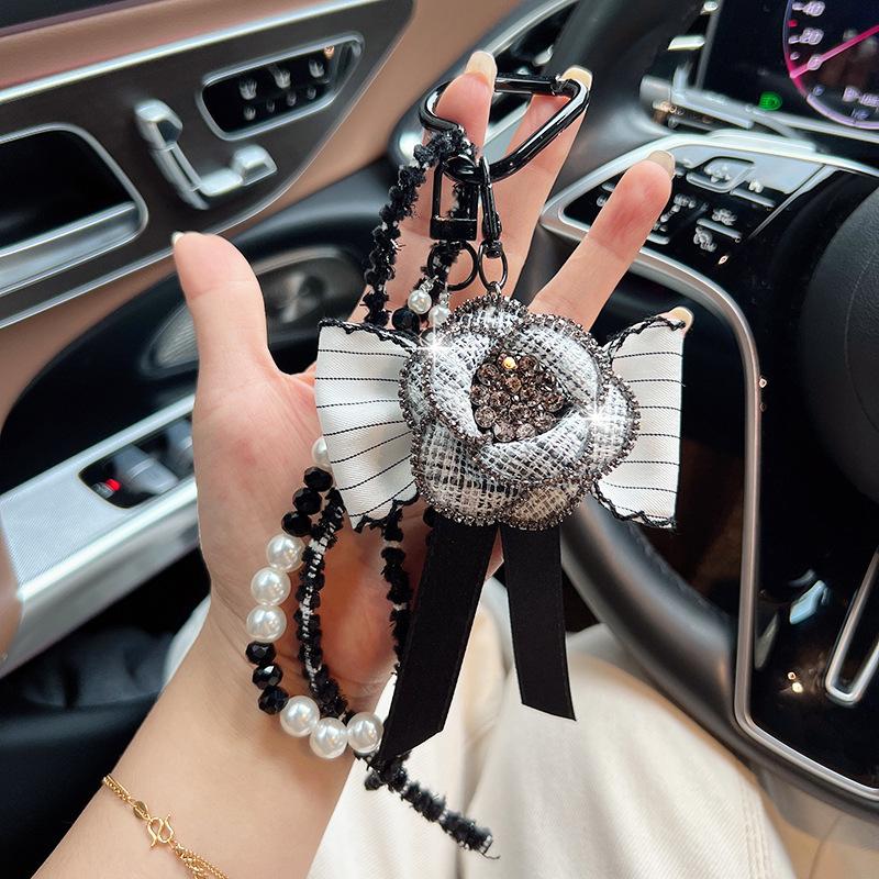 

New Black White Striped Bow Ribbon Diamond Border Camellia Car Keychain Fashion Korean Version Hand Woven Rope Bag Hanging сірий