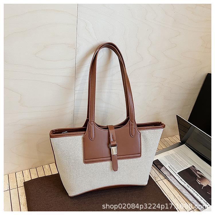 

2025 новая универсальная контрастная парусиновая кожаная сумка-тоут с персонализированным ретро дизайном большой вместимости темно-коричневого