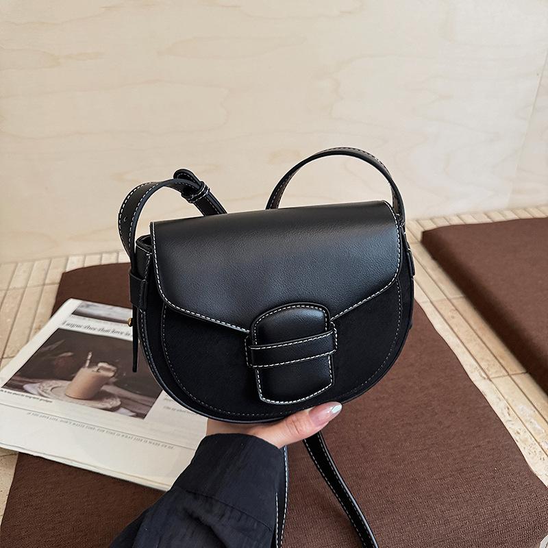 

Autumn new shoulder bag simple and fashionable saddle bag white-collar commuter messenger bag shell bag чёрный