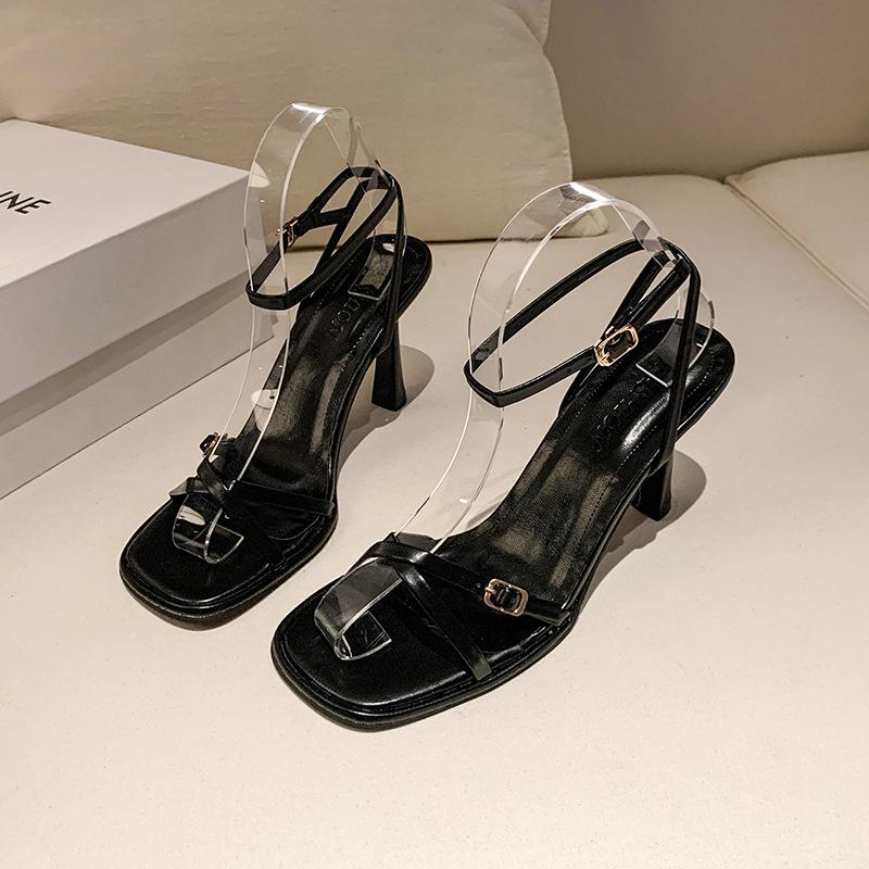 

Босоніжки на одному слові жіночі 2025 нова літня шпилька білі зі спідницею не втомлюють ноги популярні красиві високі підбори 42 чорний