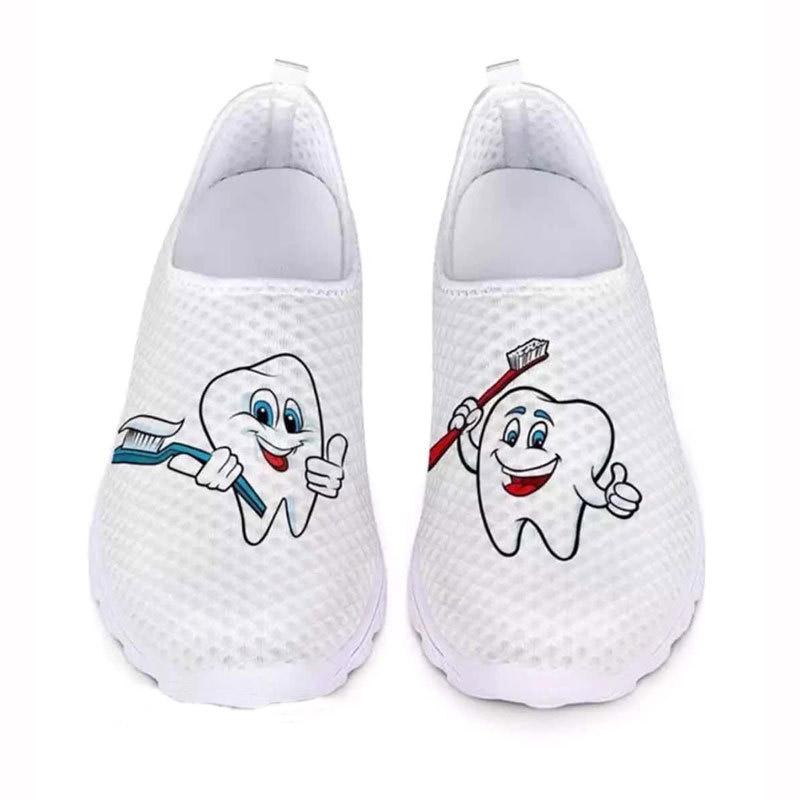 Nové dámské ploché boty Kreslený potisk Sestra Lékař Dámské tenisky Nazouvací Síťované boty Prodyšné Dámské mokasíny Zapatos Planos