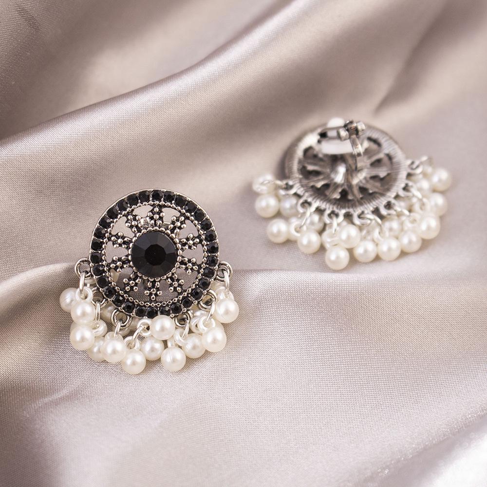 Elegant Clip-On Triangle Earrings for Non-Pierced Ears - Versatile, Light Luxury for Everyday Wear.