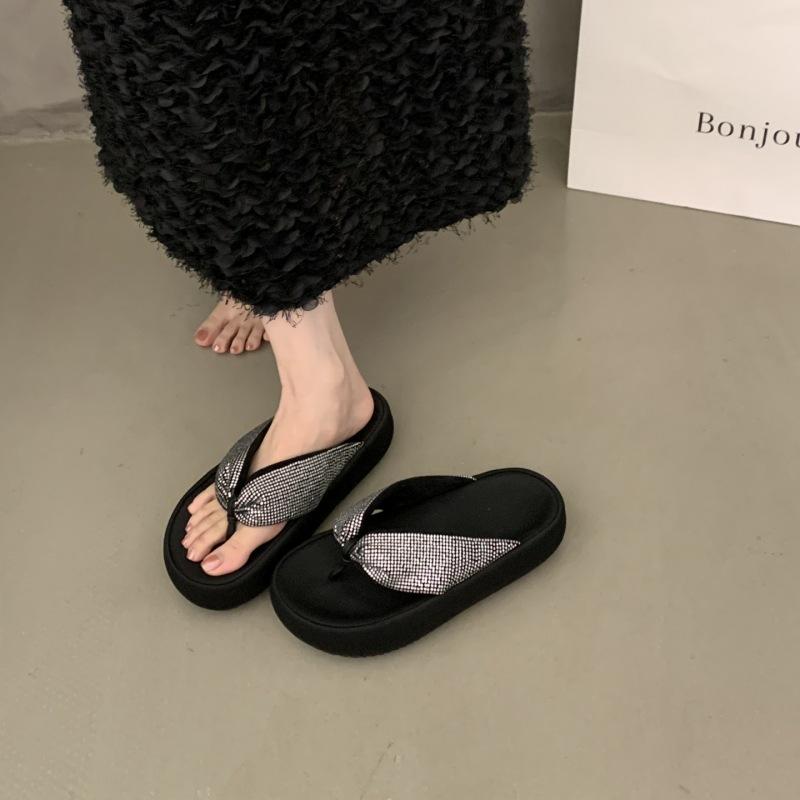 Beautiful thick-soled black pinch-on flip-flops for women's new toes, seaside women's summer outer wear, going out cool slippers