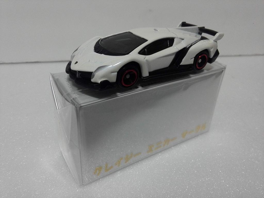 Tomica Lamborghini Veneno Pearl White Crazy Mini Car Circle original with case and white Ships from Amazon Out-of-print (without box) box. warehouse.