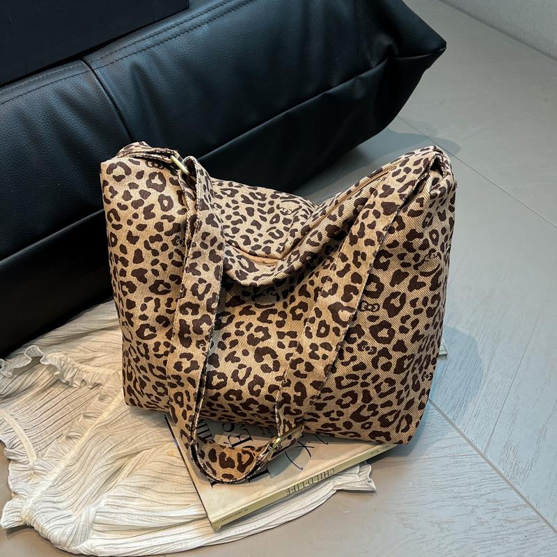 

Leopard print large-capacity bag women s autumn new lazy wind messenger bag fashion shoulder commuter tote bag коричневый