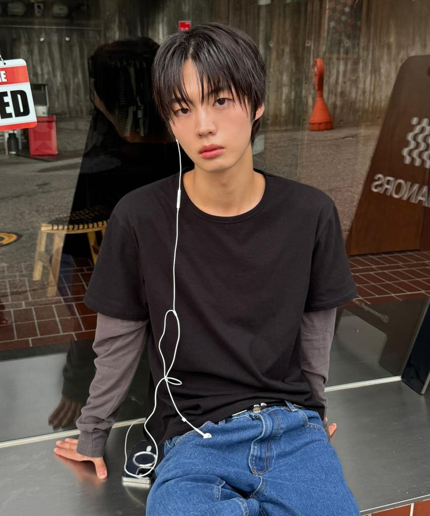 SIGNATURE Border Sleeve Layered Long Sleeve T-Shirt [Black]
