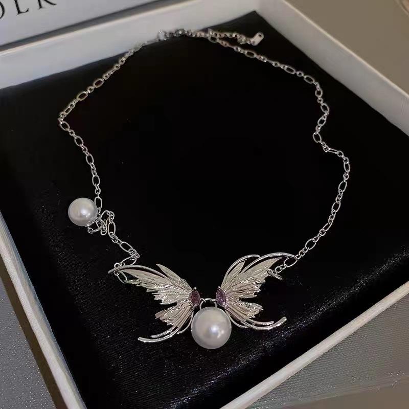Dynamic metal butterfly wings pearl necklace design Internet celebrity temperament personality collarbone chain jewelry
