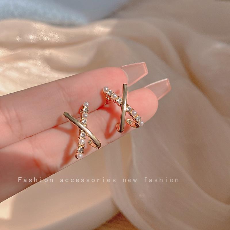 Elegant and sophisticated earrings for women, vintage niche design pearl studs, popular online trend ear accessories