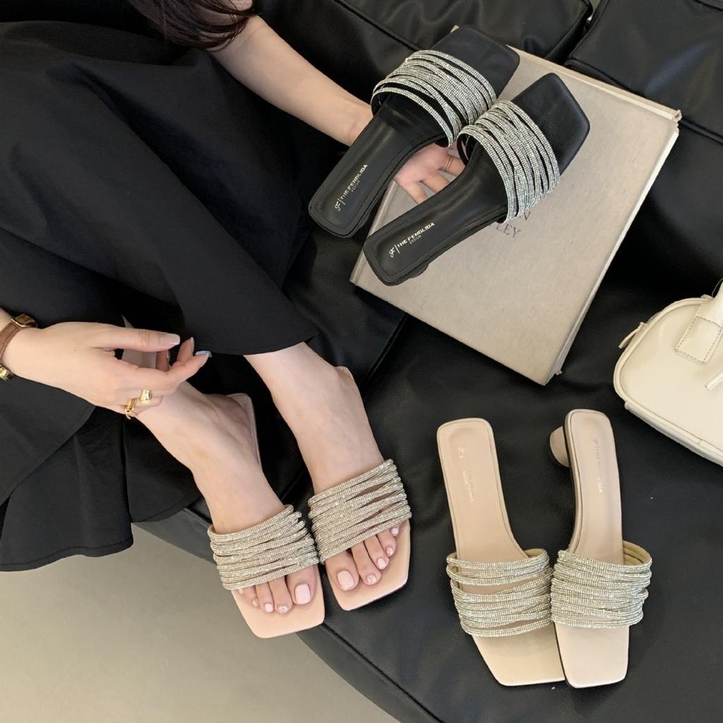 Leichter Luxus quadratischer Kopf Damen Sommerbekleidung Strass-Slipper dicker französischer Feenabsatz 2025 Schleppe cool neues Temperament offene Zehen cool