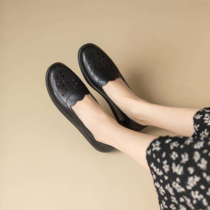 Summer Middle-aged and Elderly Hollow Breathable Leather Shoes Women's Comfortable Soft-soled Hole Shoes Non-slip Mother 40 To 50 Years Old Elde