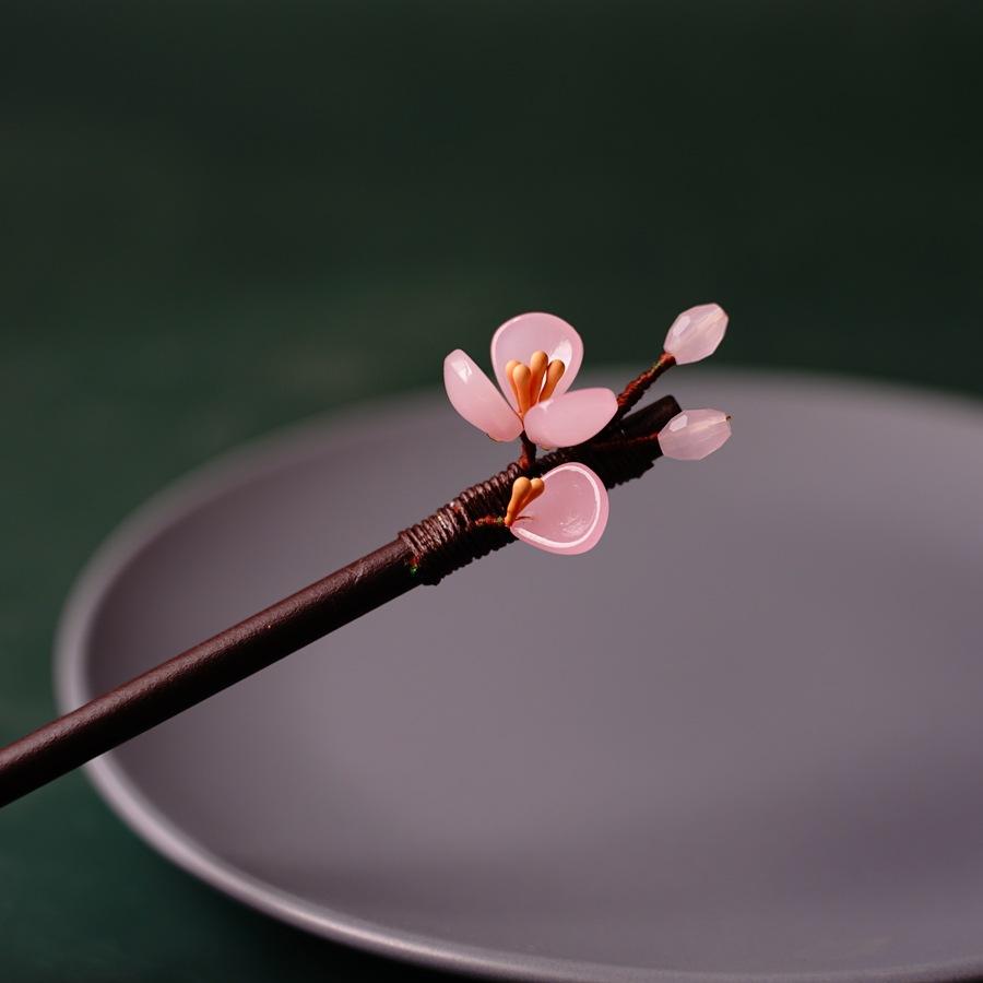 Ancient Style Magnolia Hairpin Artificial Transparent Glass Flower Tassel Hair Stick Wooden Simple Updo Hairpin New Year Gifts