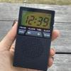 Mini Tragbares FM AM Radio LCD-Anzeige Radioempfänger Eingebauter Lautsprecher Wecker mit 3,5mm Kopfhörerunterstützung Sleep-Timer