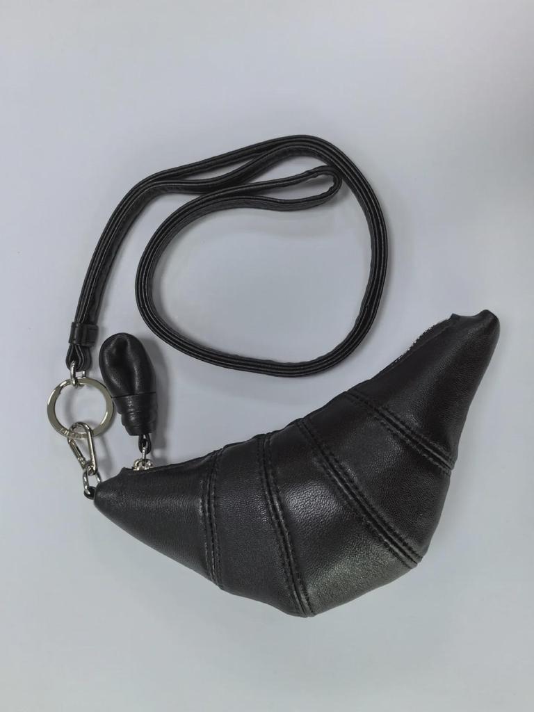 Oryginalna skórzana mini torebka typu croissant w kształcie pieroga - portmonetka i portfel z miejscem na dowód osobisty i klucze