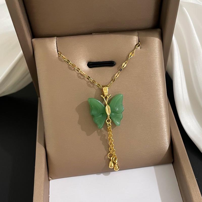 **Lively Women's Necklace: Titanium Steel & Gold-Plated Copper Clavicle Chain**