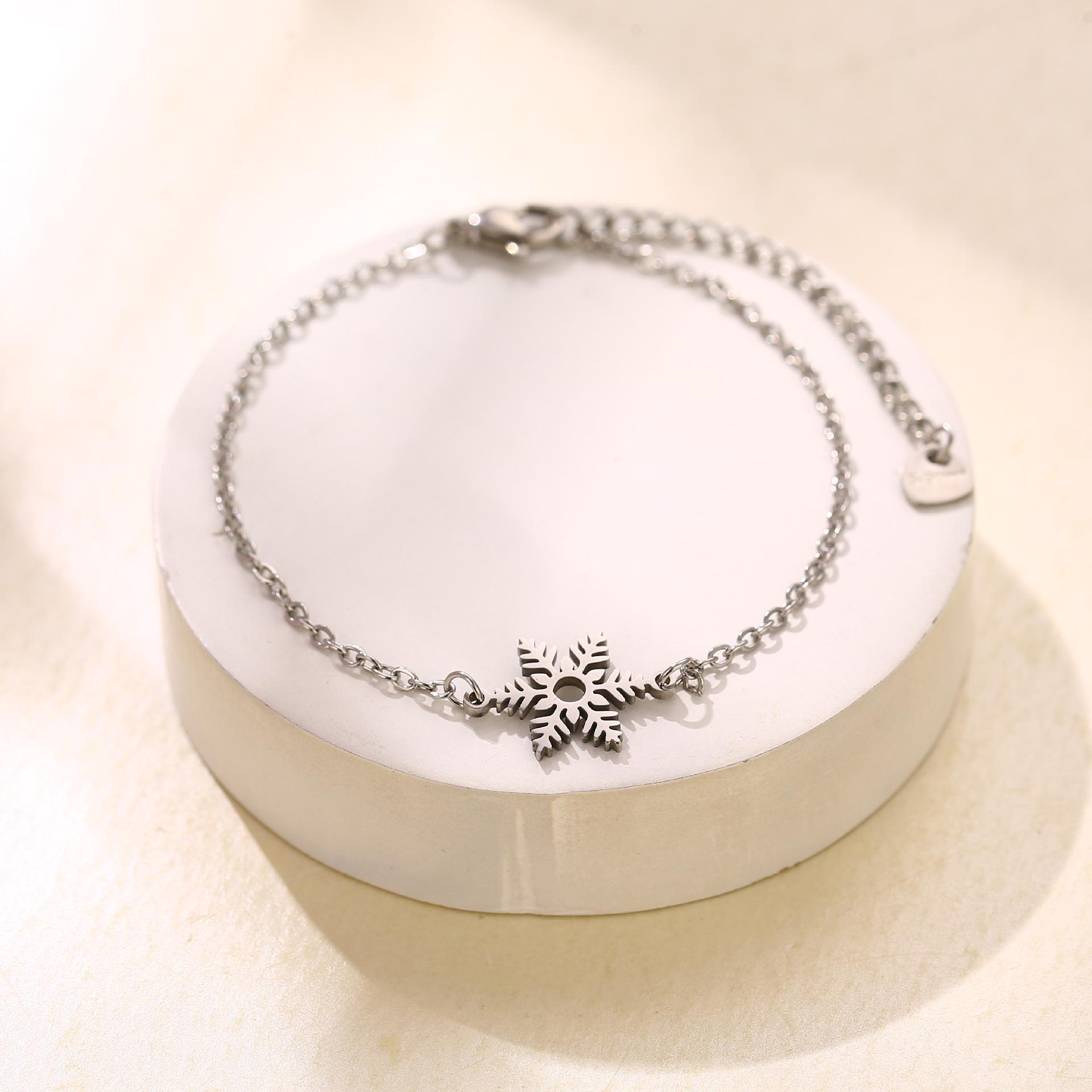 

Stainless Steel Snowflake Bracelet - Elegant Christmas Design