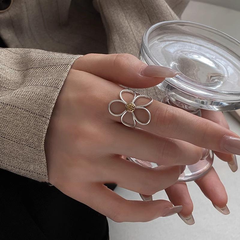Minimalist Handmade Metal Ring with Big Flower Design for Women and Couples - Perfect for Parties and Gifts