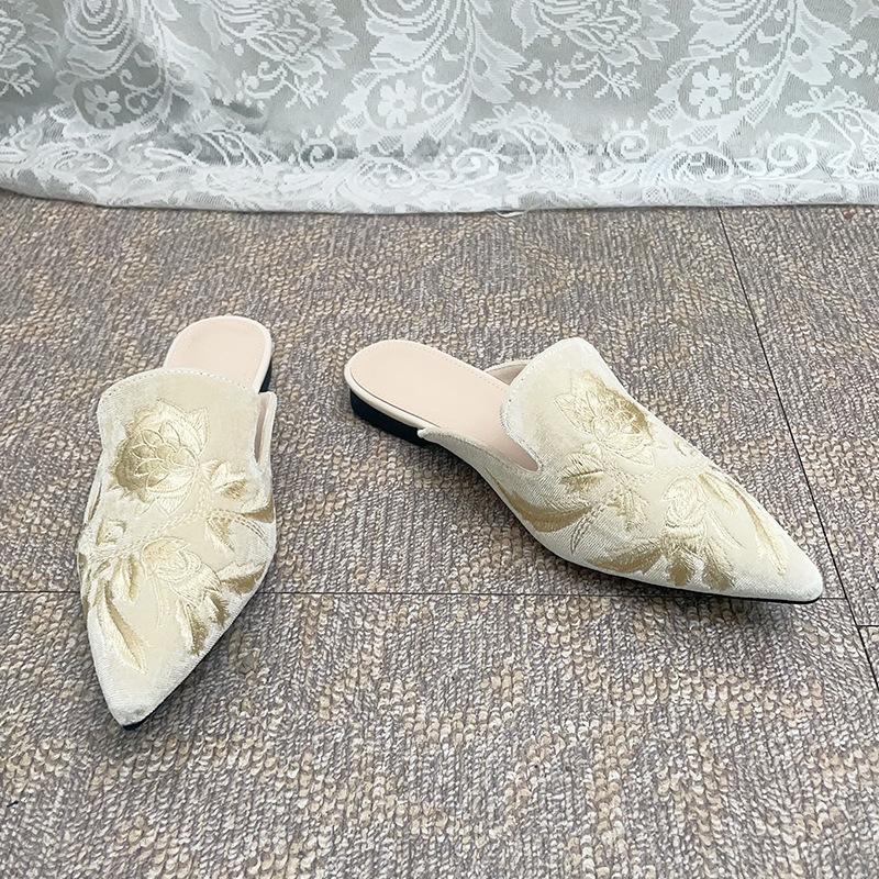 

Крутые тапочки женские весенне-осенние вышитые остроносые на микрокаблуке нескользящие сандалии на мягкой подошве 40