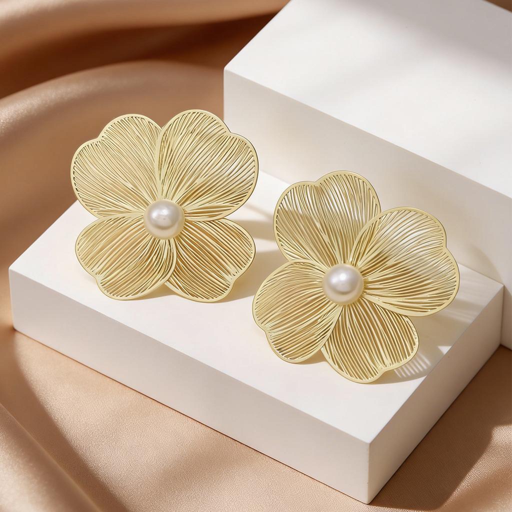 Exaggerated big flower earrings women's new design temperament socialite pearl stud earrings