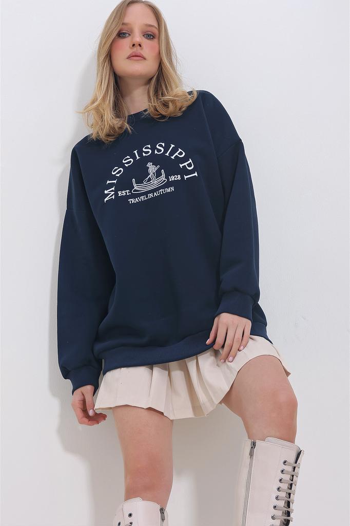 Women's Sweatshirt New Season Fashion Navy Blue Crew Neck 3 Thread Embroidered Oversize Sweatshirt