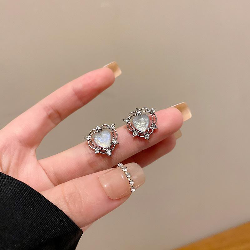 JWER Classic Hollow Heart Women Stud Brinco Lindo Micro Pavimentado Cz Pedra Romântico Menina Acessórios Brinco Clássico para Mulheres