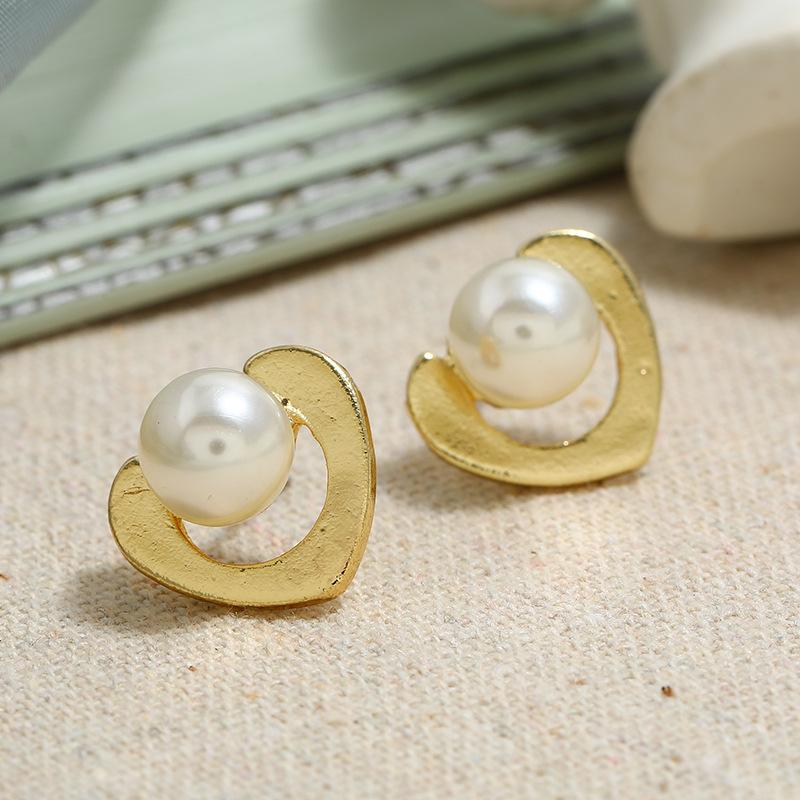 Retro Baroque Pearl Stud Earrings Women's Versatile High-end French Earrings, Simple Temperament, Personalized Trendy Ear Jewelry