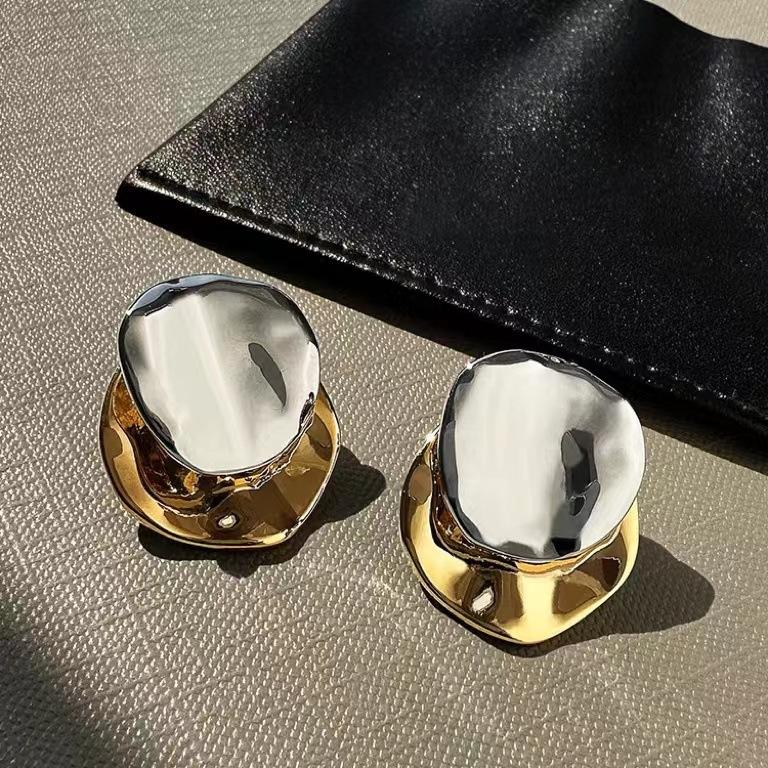Unique French Retro Niche Metal Disc Earrings Women'S Removable Wave Contrasting Color Fashionable Stud Earrings Cold Wind