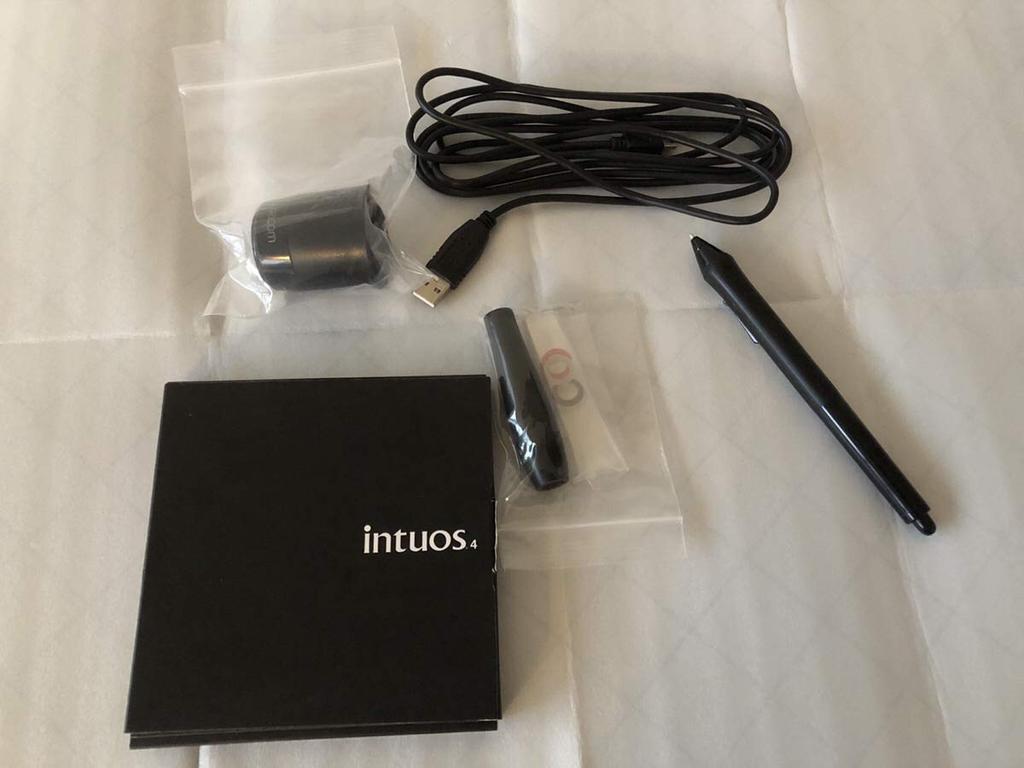 Wacom Intuos4 Professional Pen Large Experiences Pen and Writing PTK-840/K0 Tablet, Size, Paper-Like