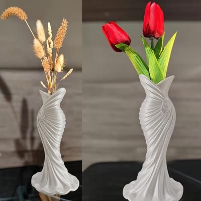 1 vaso stampato 3D. A forma di vestito, con decorazioni floreali sull'imboccatura, semplice ma elegante.
