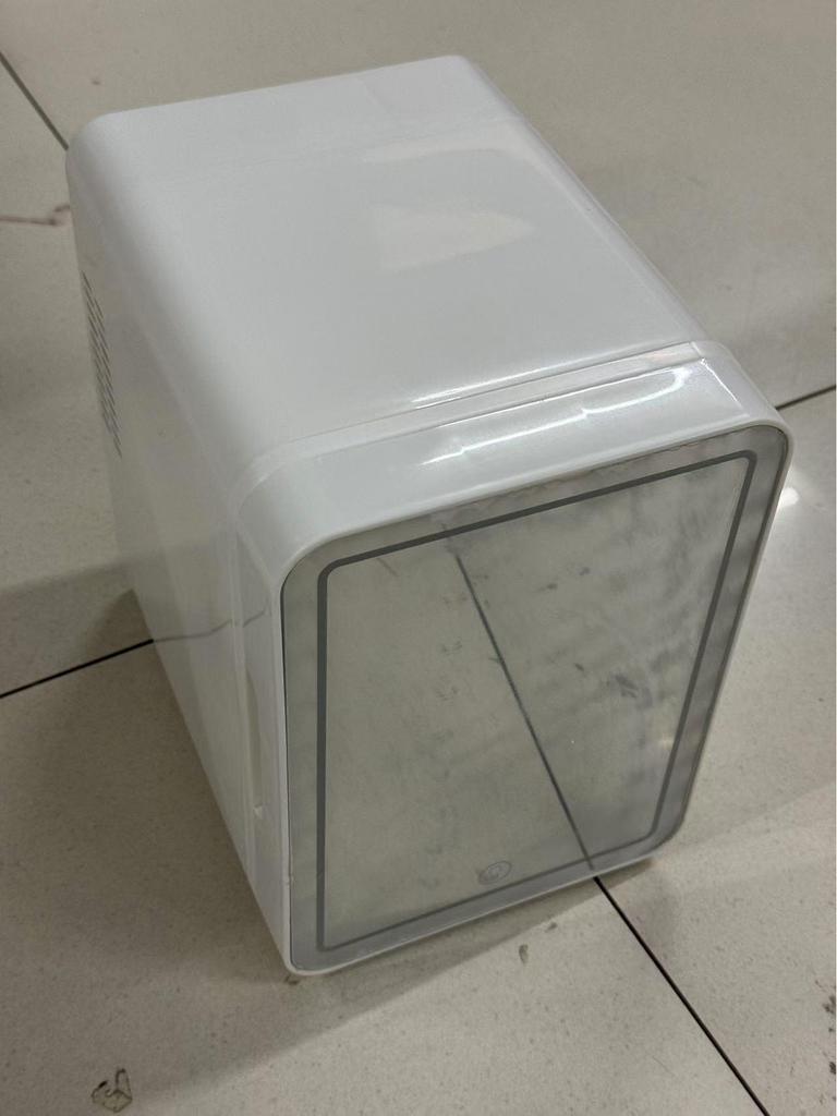 4L Mini Car Fridge with Mirror and Light Strip – Ideal for Makeup, Skincare, Drinks, Heating & Cooling