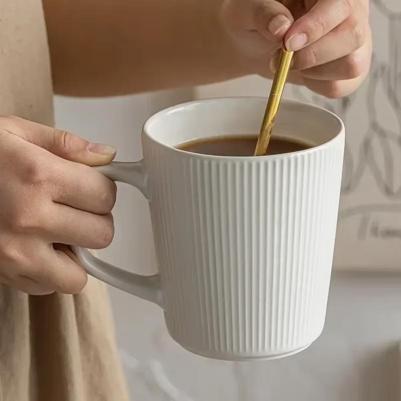 Nordische Keramiktasse mit Henkel, Milchkaffeetasse mit mattiertem Relief, Lässige Wasserflasche für Zuhause und Büro, Gestreiftes Design, Paartasse