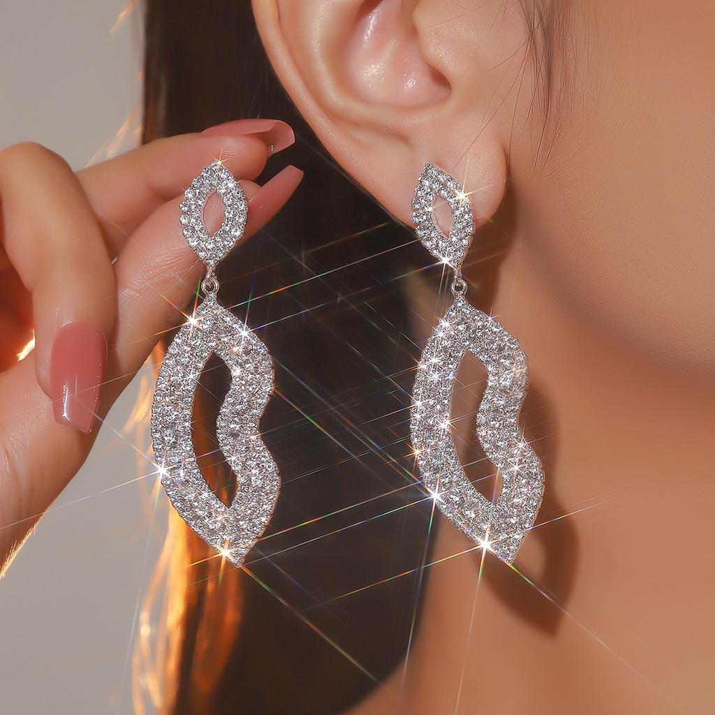 Fashion Luxury Shiny Rhinestone Long Earrings Geometric Hollow Lip Print Shape Pendant Female Earrings 1 Pair
