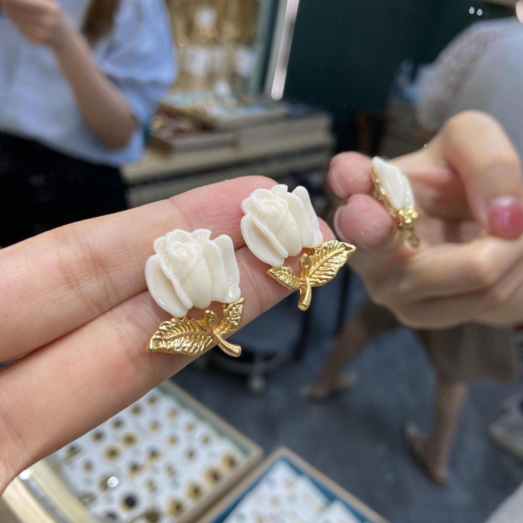 French Retro White Tulip Earrings: Elegant, Vintage-Style Stud Earrings for Women.