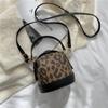 Frauen Zylinder Handtasche Neue Design Brief Drucken Breiten Gurt Umhängetasche Mini Tasche Hit Farbe Pu Gewinde Patchwork Messenger Eimer Tasche