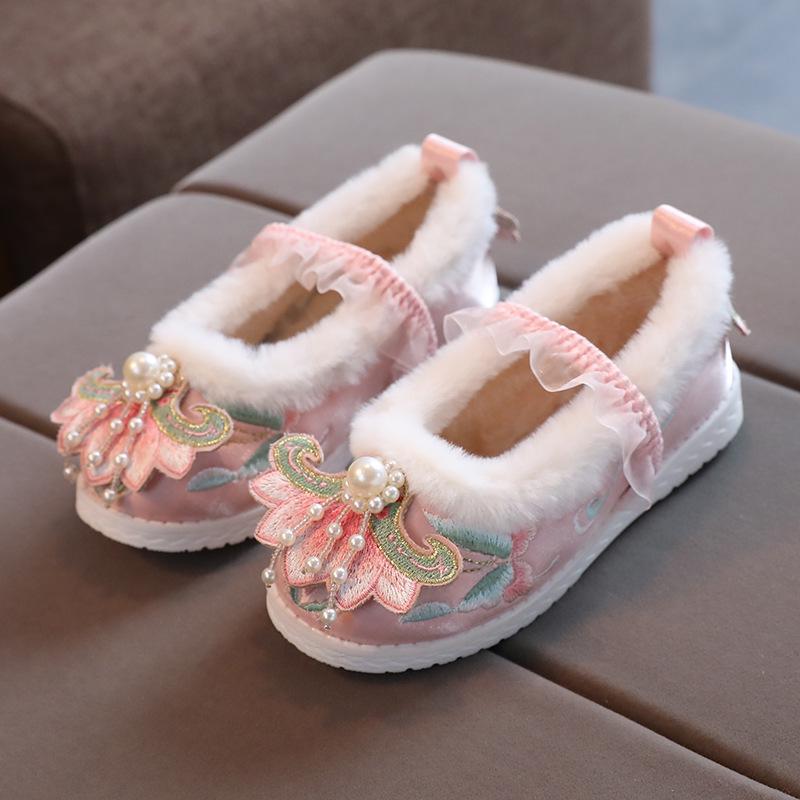 Winter Velvet Hanfu Shoes: Embroidered Chinese-Style Footwear for Children & Women with Thick Cotton for Warmth, Perfect with Ma Mian Skirts.