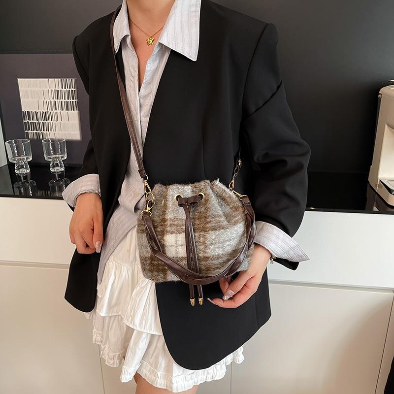 Vintage Plaid Women Woolen Shoulder Bucket Bags Korean Style Ladies Drawstring Handbags Autumn Versatile Female Crossbody Bag