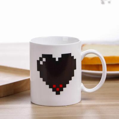 Keramické hrnky měnící barvu Vzor srdce Bílý Magický hrnek na vodu citlivý na teplo Velkoobjemový hrnek na kávu Sváteční relaxační hrnek