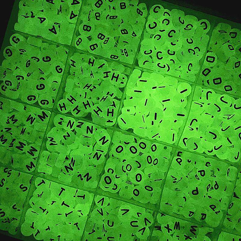 100 Stück 7x4mm A-Z Leuchtende Perlen Buchstabenperlen Acryl Abstandshalter Perlen Für Schmuckherstellung DIY Anhänger Armband