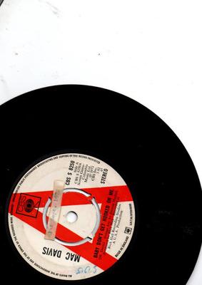7inch Record MAC DAVIS - Baby Don't Get Hooked On Me CBSS8250PROMO CBS 1972 UK Pop Used