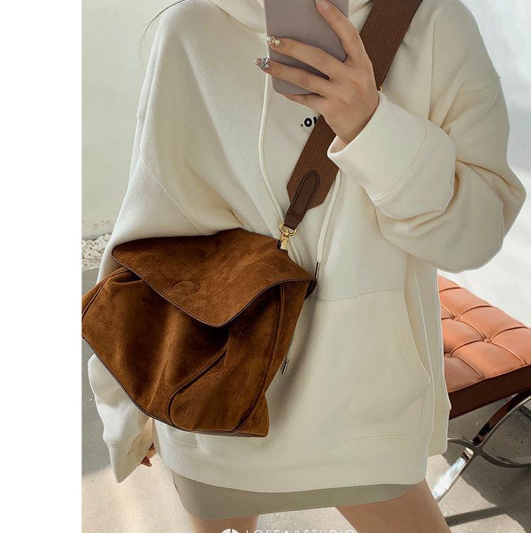 2025 Trendy Retro Brown Velvet Crossbody Bag - Women's Large Capacity Autumn/Winter Shoulder Bag