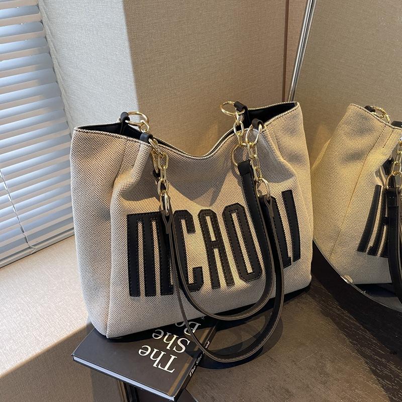 

Зарубежная женская сумка-мешок 2024 новая модель, популярная в этом году, сумка-тоут большой вместимости, повседневная универсальная сумка через плечо для работы чёрный