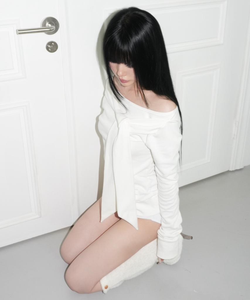 AYAJEUAENSEI Bowiee Off-Shoulder Strap Slim Top (White Ivory)
