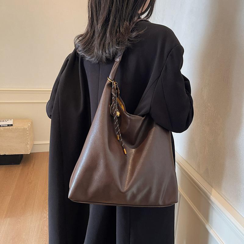 Large-capacity bag women's bag 2025 autumn and winter new simple soft leather shoulder underarm bag retro style commuter messenger bag
