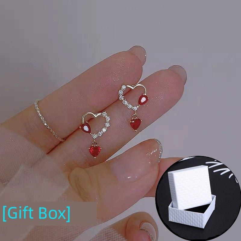 

Серьги-пусеты из стерлингового серебра 925 пробы «Маленькое и милое сердце любви» Женские нежные серьги с цирконом Красные новогодние осенне-зимние серьги Нишевый стиль A pair of red diamond Heart earrings [gift box]]